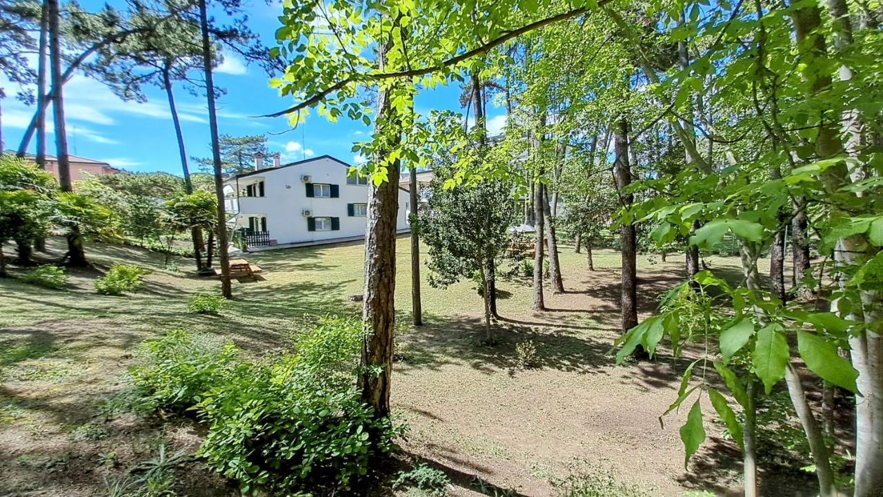 Villa Barbara Fra I Pini Lignano Sabbiadoro Kültér fotó